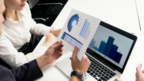 Foto de Artem Podrez: https://www.pexels.com/es-es/foto/ligero-marketing-empresario-hombre-de-negocios-5716001/