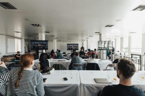Foto de Matheus Bertelli: https://www.pexels.com/es-es/foto/gente-sentado-reunion-encuentro-15141487/