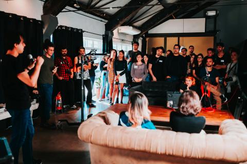 Foto de Matheus Bertelli: https://www.pexels.com/es-es/foto/grupo-de-personas-de-pie-dentro-de-la-habitacion-2608517/