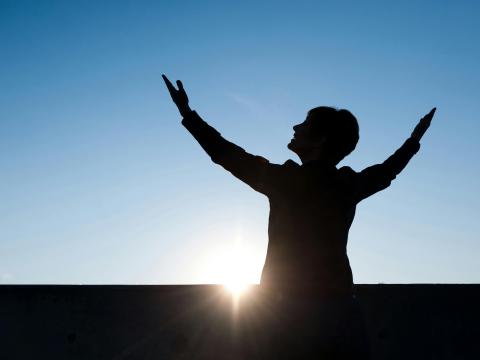 Foto de ChurchArt Online: https://www.pexels.com/es-es/foto/silueta-de-una-persona-levantando-las-manos-13181181/