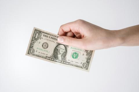 Foto de cottonbro studio: https://www.pexels.com/es-es/foto/mano-rico-dinero-papel-3943739/