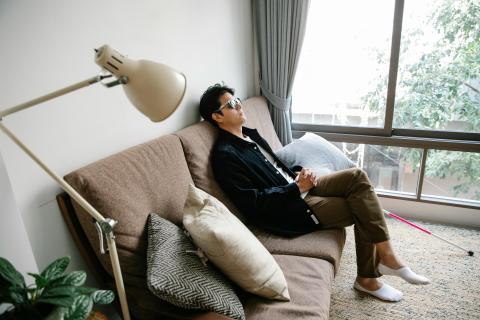 Foto de Eren Li: https://www.pexels.com/es-es/foto/hombre-persona-gafas-de-sol-relajacion-7188691/