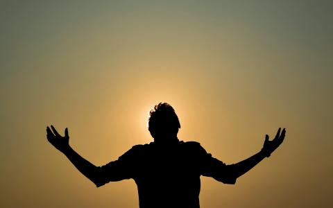 Foto de M N Z R : https://www.pexels.com/es-es/foto/hombre-silueta-hora-dorada-cielo-de-la-tarde-5301462/