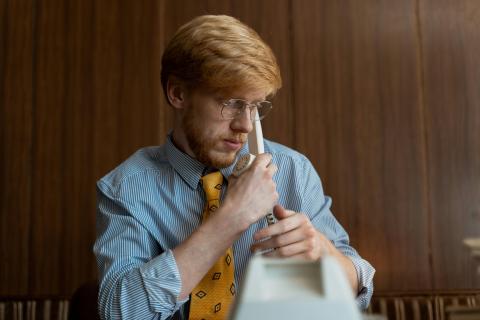 Foto de MART PRODUCTION: https://www.pexels.com/es-es/foto/hombre-comunicacion-llamada-telefonica-gafas-8872590/