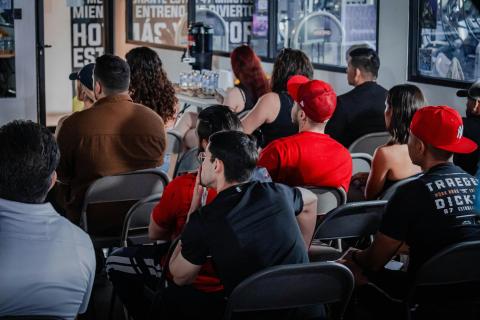 Foto de Instituto Alpha Fitness: https://www.pexels.com/es-es/foto/grupo-diverso-que-asiste-a-un-seminario-en-interiores-31439022/