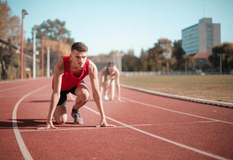 Foto de Andrea Piacquadio: https://www.pexels.com/es-es/foto/deportistas-fuertes-listos-para-correr-en-el-estadio-3764011/