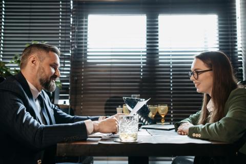 Foto de Pavel Danilyuk: https://www.pexels.com/es-es/foto/restaurante-empresario-hombre-de-negocios-hombre-7518941/