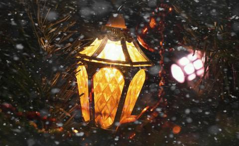 Foto de Suzy Hazelwood: https://www.pexels.com/es-es/foto/nieve-nevar-luces-festivo-6120337/