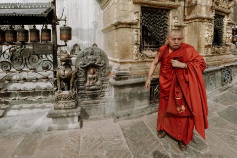 Foto de Mehmet Turgut Kirkgoz : https://www.pexels.com/es-es/foto/hombre-en-pie-de-pie-templo-11637924/
