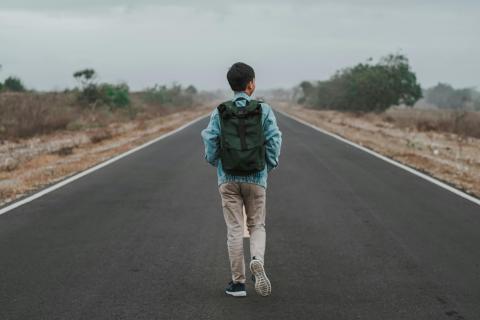 Foto de Vija Rindo Pratama: https://www.pexels.com/es-es/foto/foto-de-hombre-caminando-por-la-carretera-2526396/