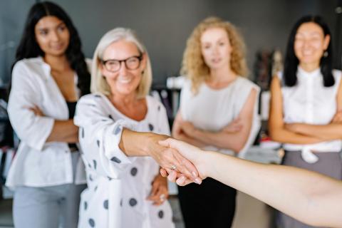 Foto de Yan Krukau: https://www.pexels.com/es-es/foto/oficina-mujer-sonreir-adentro-8837172/